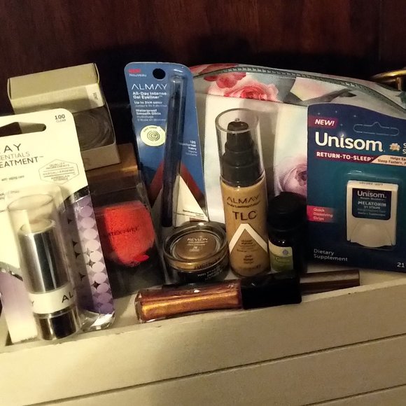 You're Perfect $75 Clean Beauty Bundle including NEW cosmetic Bag & 12+ items - Picture 4 of 5